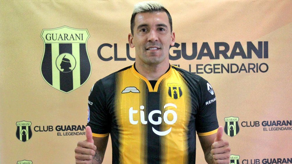 Edgar Benítez posa con la camiseta del Guaraní 