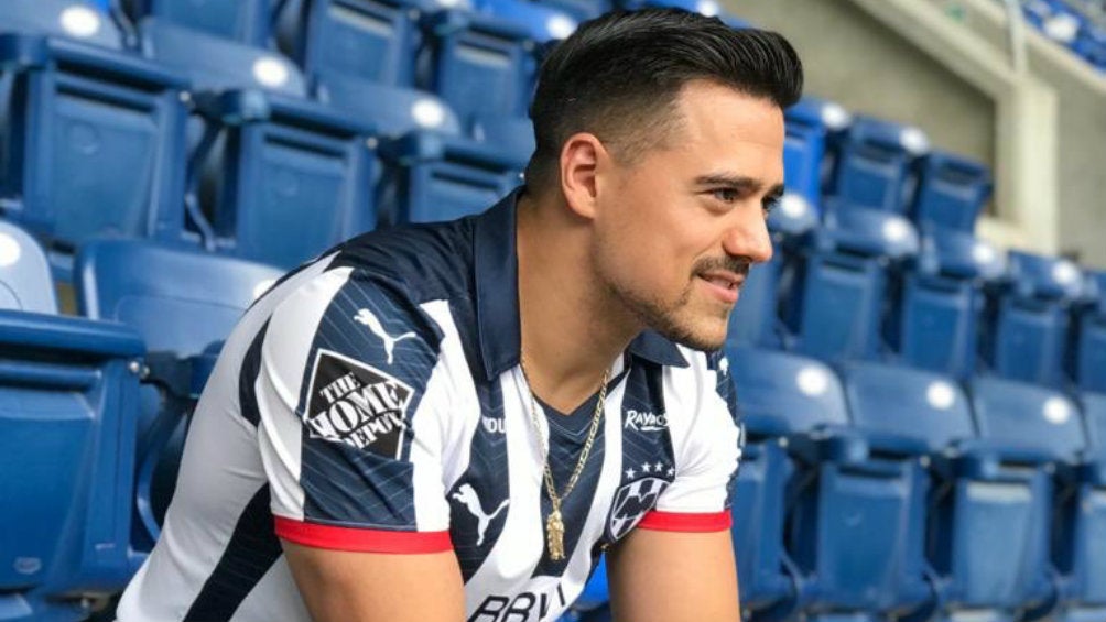 Ángel Garza con la playera de Monterrey