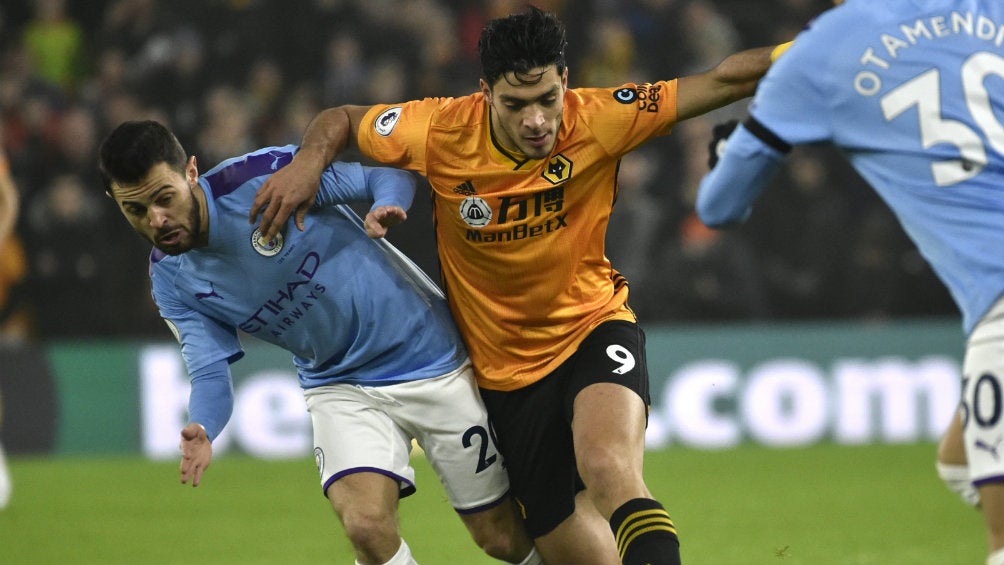 Raúl Jiménez, durante el juego ante el Manchester City