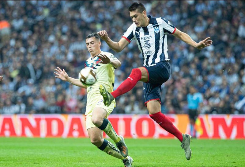 Federico Viñas disputa un balón en la Final de Ida del A2019