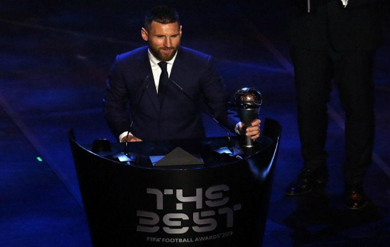 Lionel Messi con su premio The Best