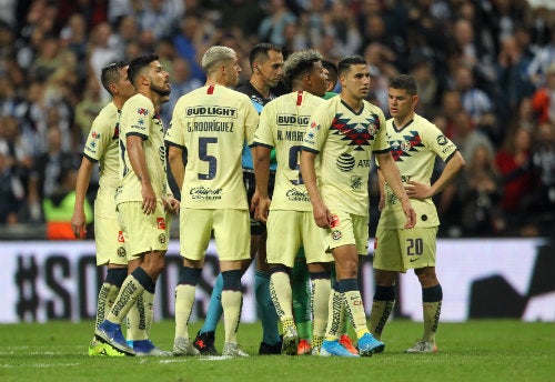 Jugadores del América rodean a Luis Enrique Santander