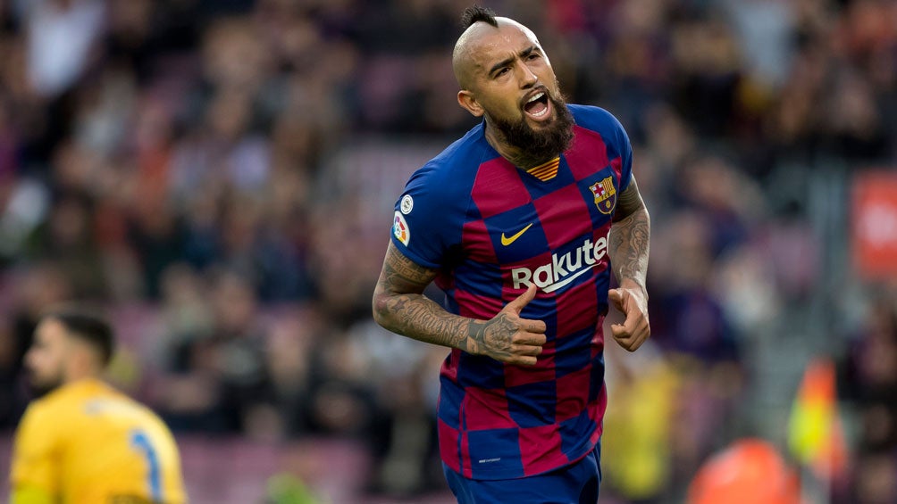 Arturo Vidal durante un duelo con el Barcelona en España 