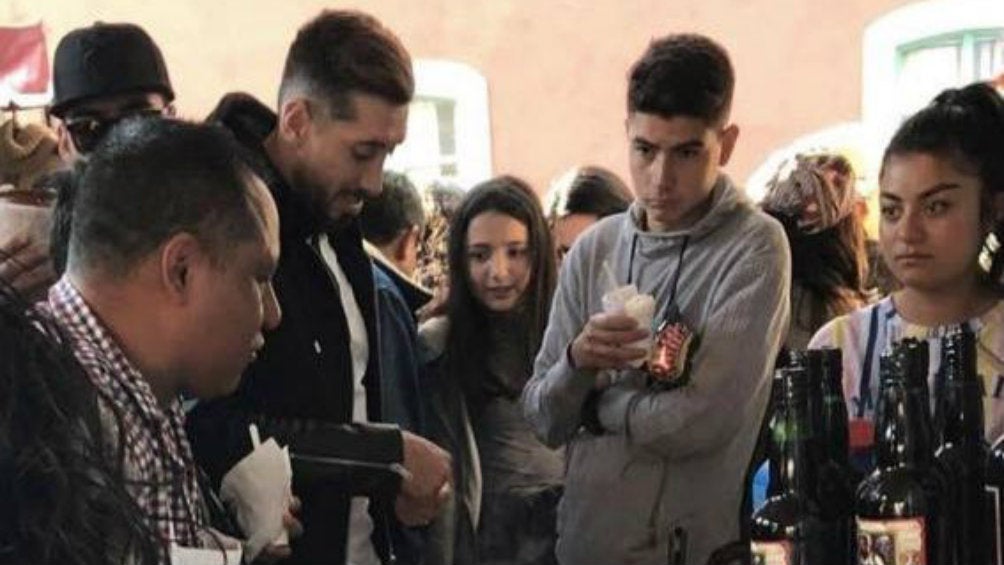 Héctor Herrera a punto de servirse unos esquites