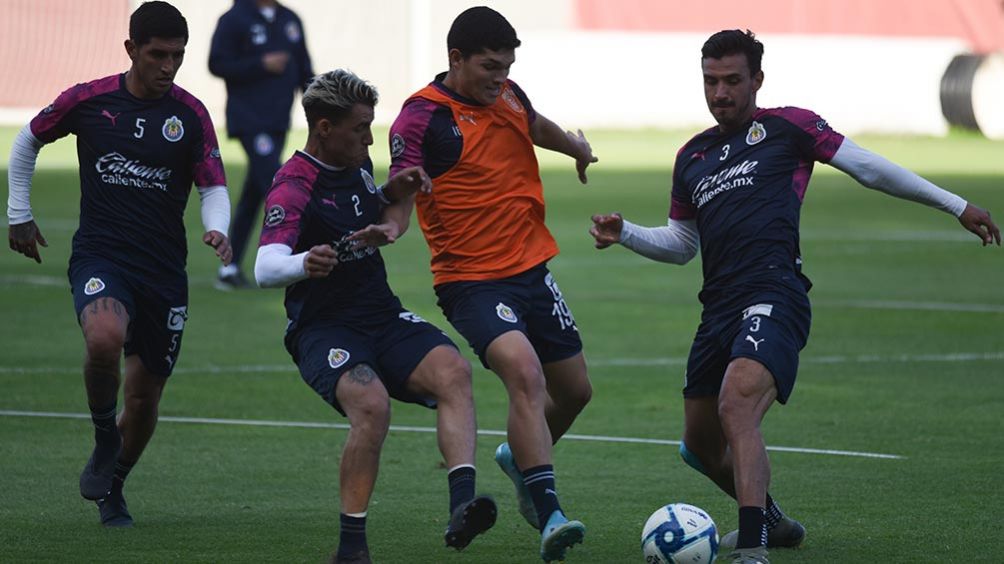 Jugadores de Chivas en un entrenamiento