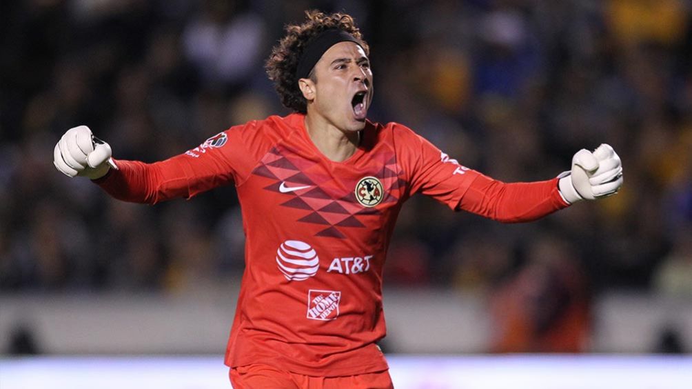 Memo Ochoa celebra en un juego de América