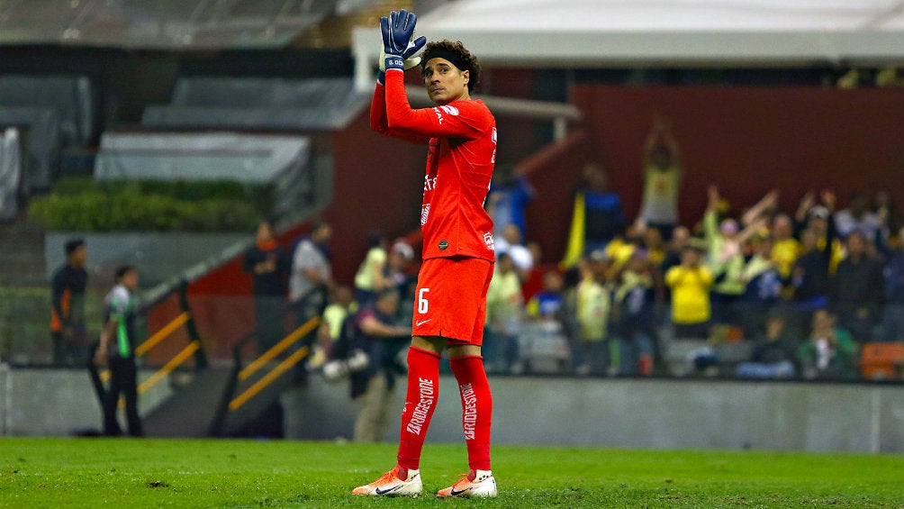 Memo Ochoa en la cancha del Estadio Azteca