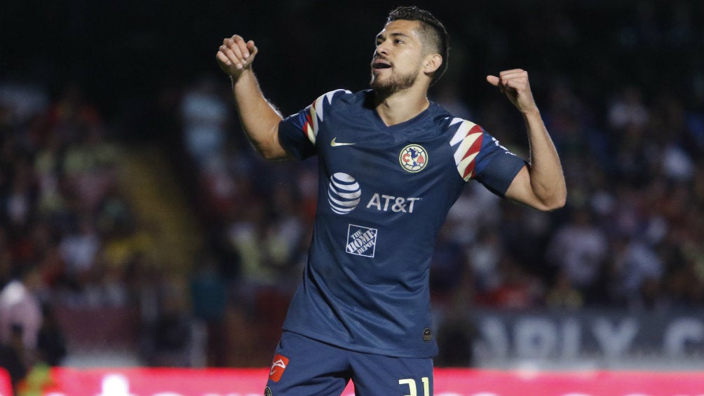 Henry Martín festeja un gol con América