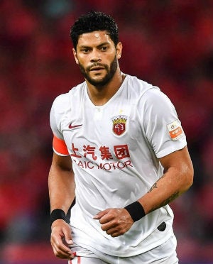 Hulk durante un partido con el Shanghai SIPG