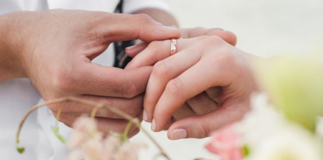 Novios entregándose unos anillos