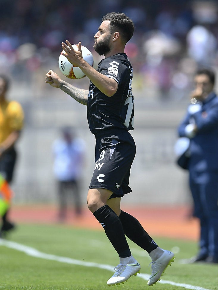 Felipe Gallegos durante un partido entre Pumas y Necaxa