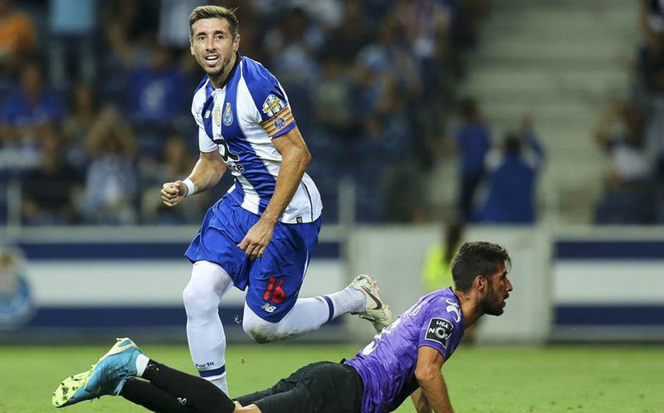 Héctor Herrera en jugada con Porto