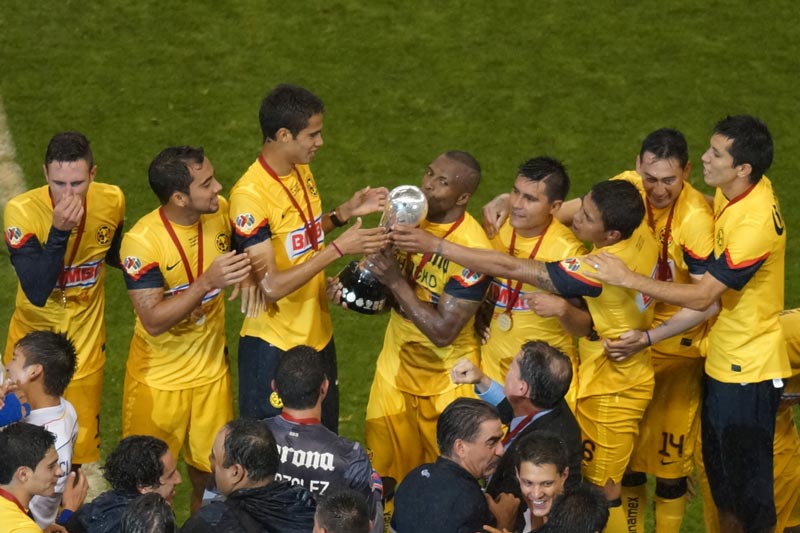 Festejo del América tras ganar en el Azteca en el Clausura 2013