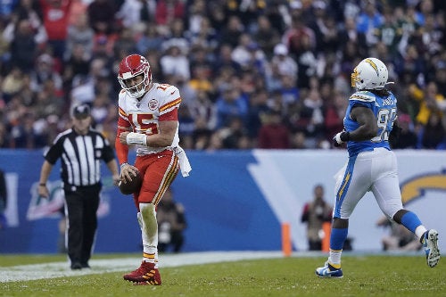 Patrick Mahomes en la cancha del Azteca vs Chargers