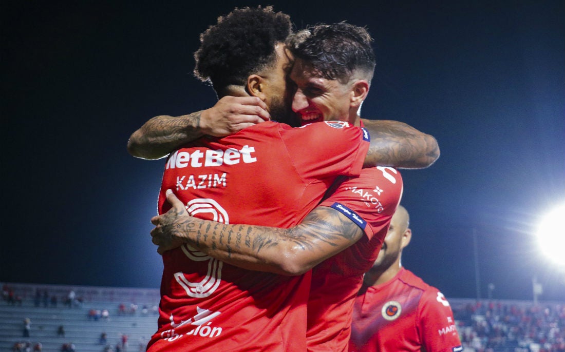 Gabriel Peñalba celebra un gol con Kazim Richards