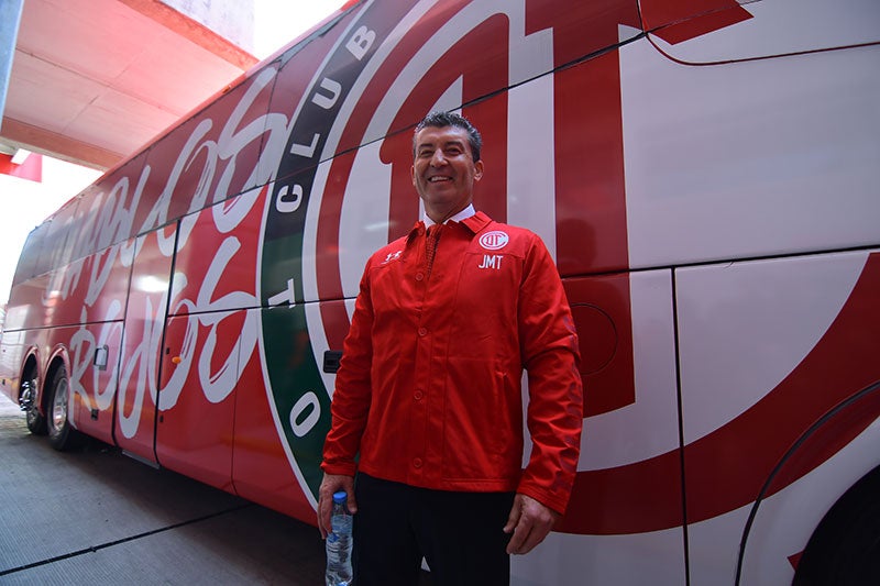 Chepo de la Torre posa frente al camión del Toluca