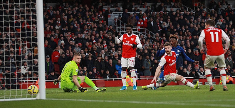 Tammy Abraham remata y vence a Bernd Leno