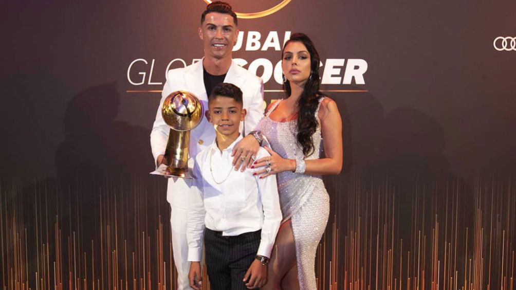 Cristiano Ronaldo posa con su familia y el trofeo 