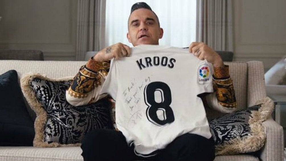 Robbie Williams en el documental con las playera de Toni Kroos