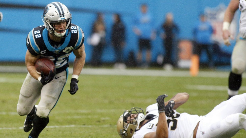 Christian McCaffrey durante el partido entre Panthers y Saints