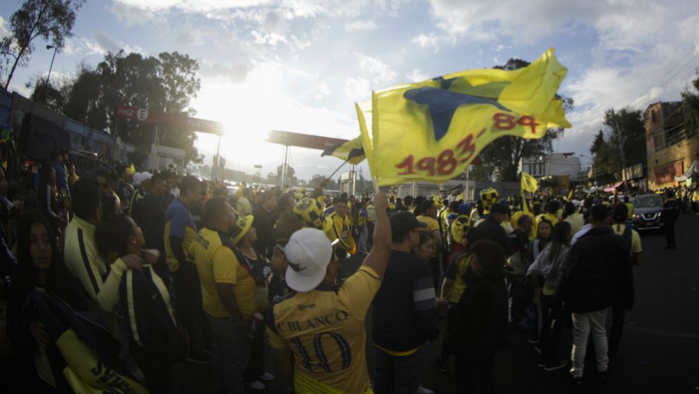 Afición americanista a las afueras del Estadio Azteca