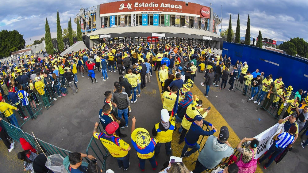 Aficionados de América a las afueras del Estadio Azteca