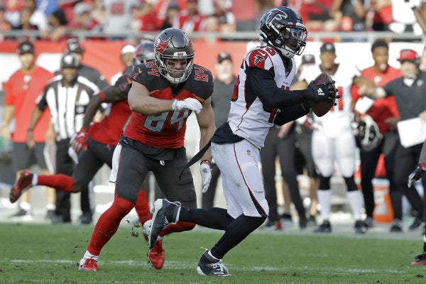 Deion Jones interceptando un pase de Jameis Winston