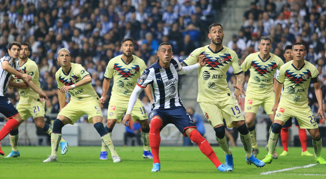 Jugadores del América en el partido ante Rayados