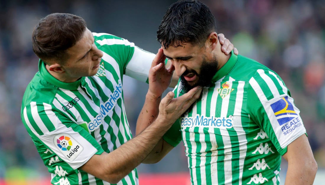 Nabil Fekir se duele de un golpe durante un partido del Real Betis