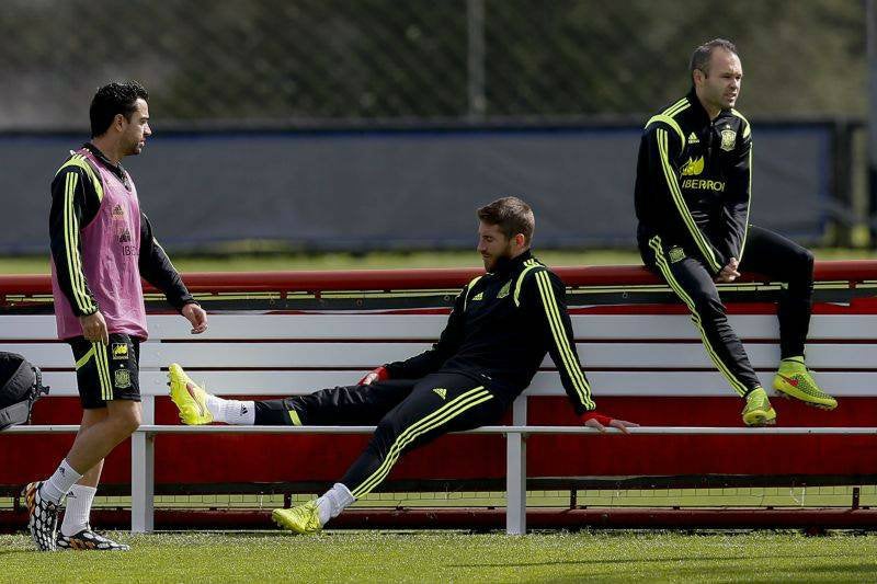 Xavi, Ramos e Iniesta, durante una práctica de la selección de España