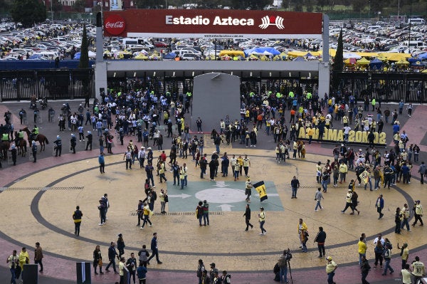 Afición a las afueras del Estadio Azteca