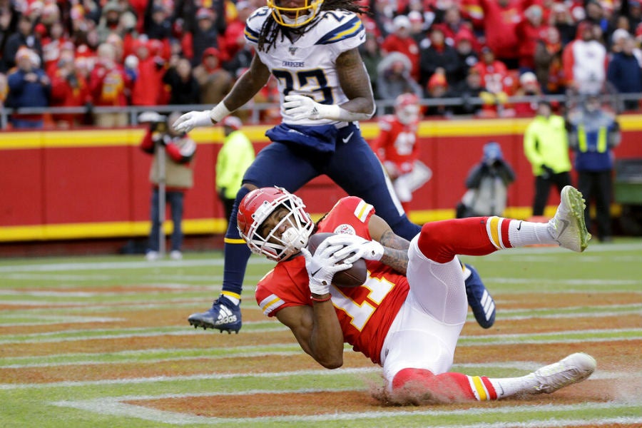 Demarcus Robinson anota tras pase de Patrick Mahomes