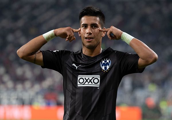 Maxi Meza festeja un gol con Rayados