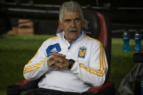 Ricardo Ferretti durante un juego de Tigres