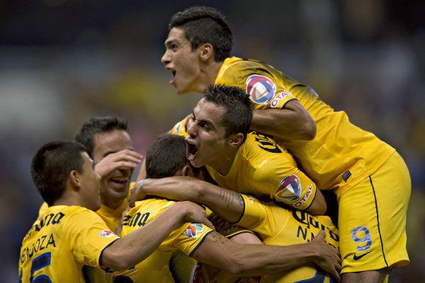 Raúl Jiménez celebrando una anotación como jugador del América