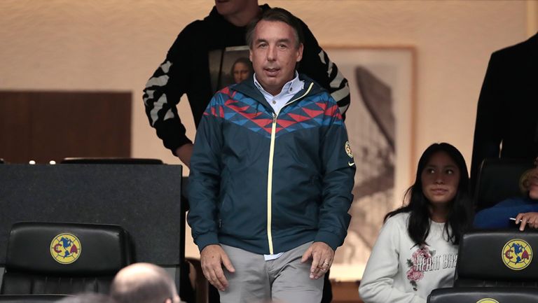 Azcárraga observando la Final desde su palco en el Azteca