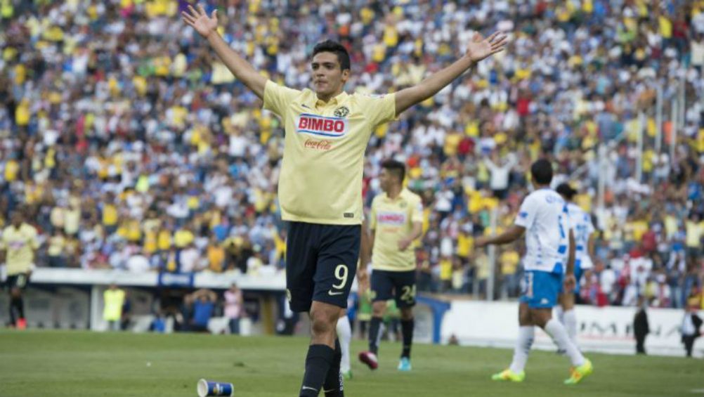 Raúl Jiménez celebrando una anotación como jugador del América