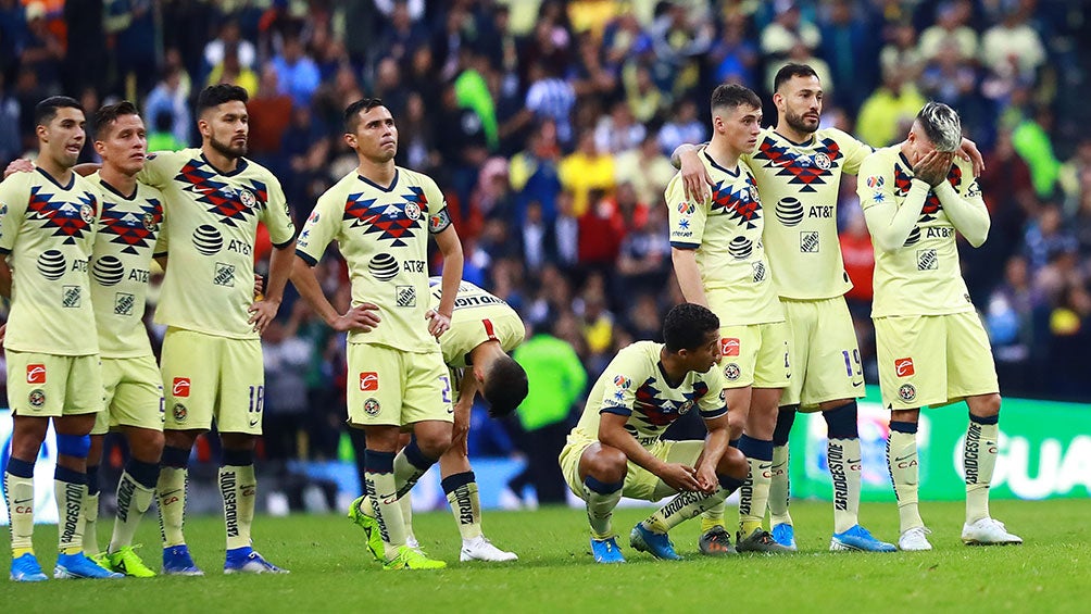 Jugadores de América observan la tanda de penaltis vs Rayados