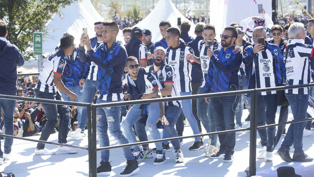 Maxi Meza y compañeros celebrando el título 