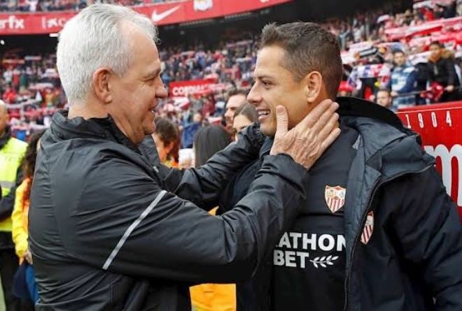 Javier Aguirre y Chicharito se saludan en el Sevilla vs Leganés