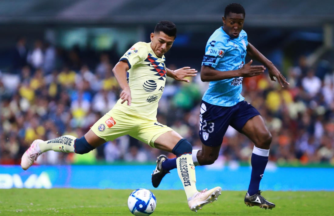 Leonel López durante un partido entre América y Pachuca