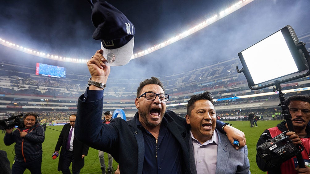 Mohamed festeja en la cancha del Azteca su título