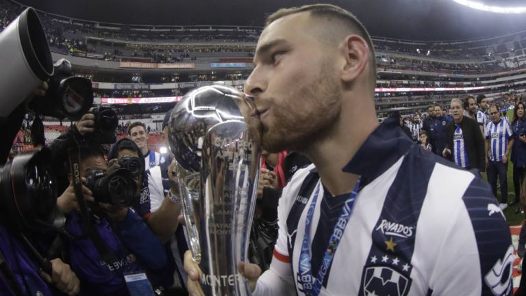 Janssen besa la copa de Campeón en el Azteca