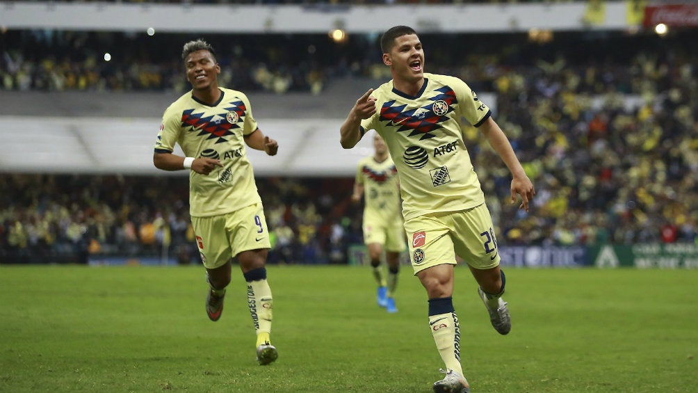 Roger Martínez y Richard Sánchez festejan un gol con América