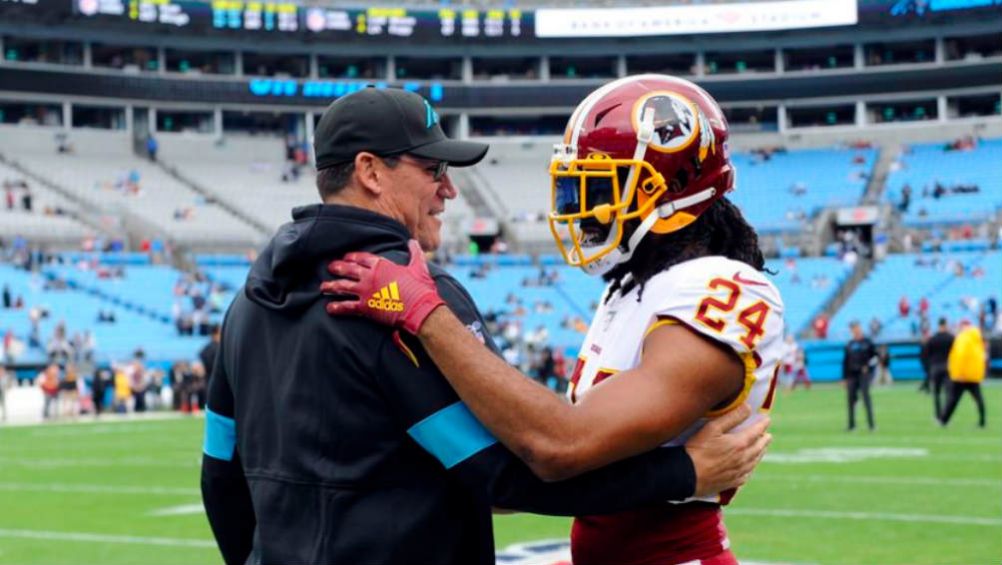 Ron Rivera y Josh Norman se saludan antes de un juego 