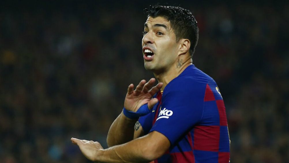 Luis Suárez reclama una falta en el juego ante el Real Madrid 