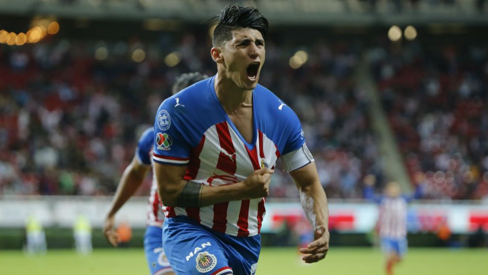 Alan pulido grita con euforia uno de sus 12 tantos 