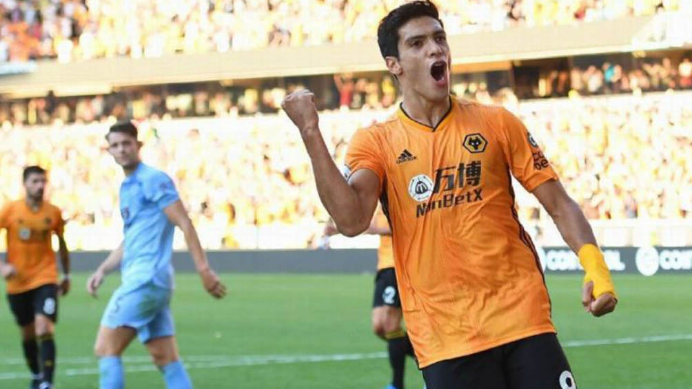 Raúl Jiménez celebra un gol de penalti vs Burnley 