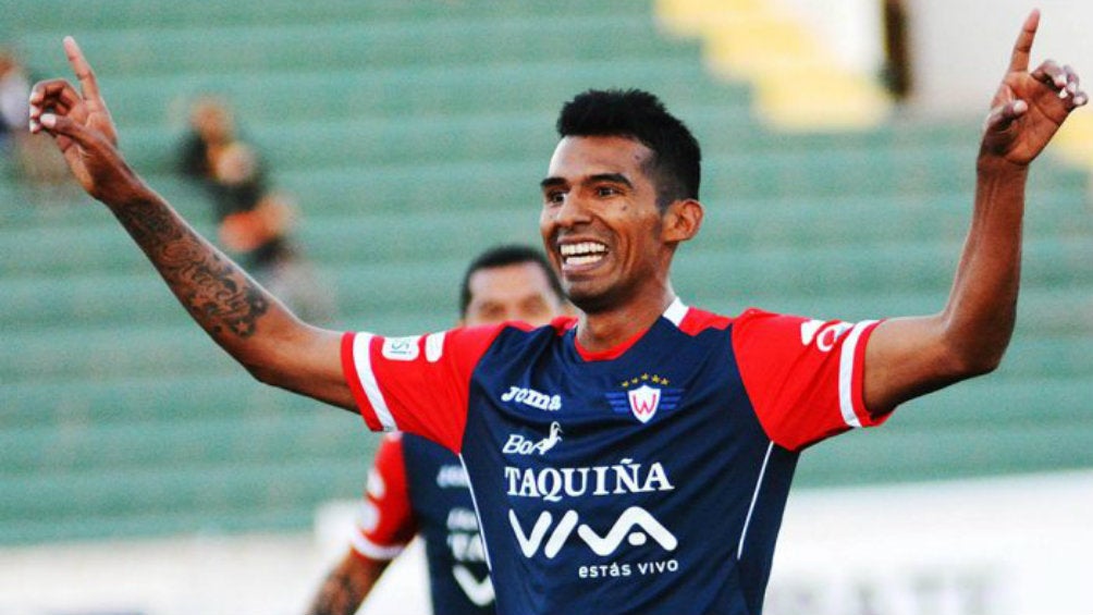 Gilbert Álvarez festeja un gol con el Wilstermann