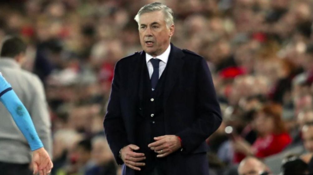 Carlo Ancelotti dirigiendo un partido 